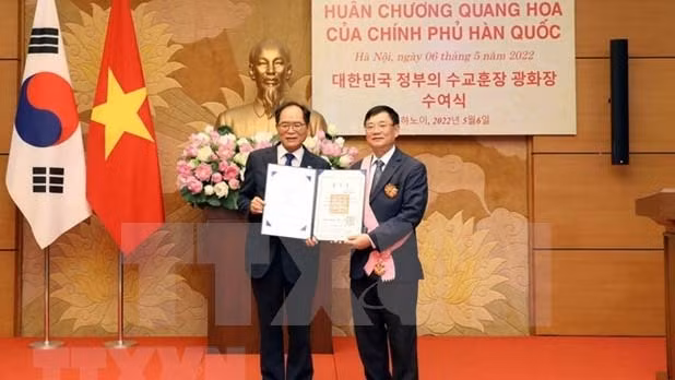 韩国驻越大使朴能运向陈文髓授予韩国政府的修交勋章“光化章”。（图片来源：越通社）