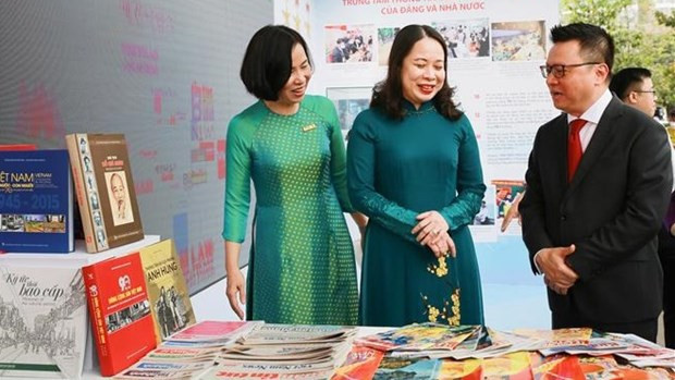 越南国家副主席武氏映春参观越通社展位。（图片来源：越通社）