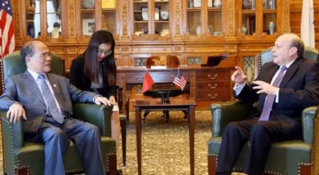 越南国会主席阮生雄会见美国马萨诸塞州参议院议长斯坦利•罗森伯格。（图片来源“：《越南之声》）
