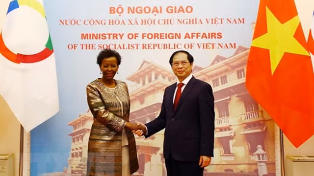 越南外交部部长裴青山和法语国家国际组织秘书长路易丝·穆希基瓦博。（图片来源：越通社）