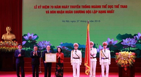 中央民运部部长张氏梅给体育部门授予一级独立勋章。