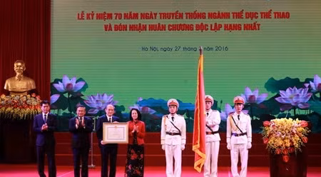 中央民运部部长张氏梅给体育部门授予一级独立勋章。