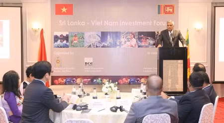 斯里兰卡总理拉尼尔•维克勒马辛哈在论坛上发表讲话。（图片来源：越通社）