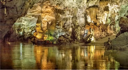 越南风芽–盖板国家公园里的风芽洞。