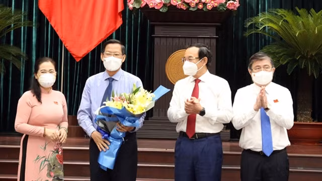 胡志明市领导祝贺潘文买当选为2021-2026年胡志明市人民委员会主席。