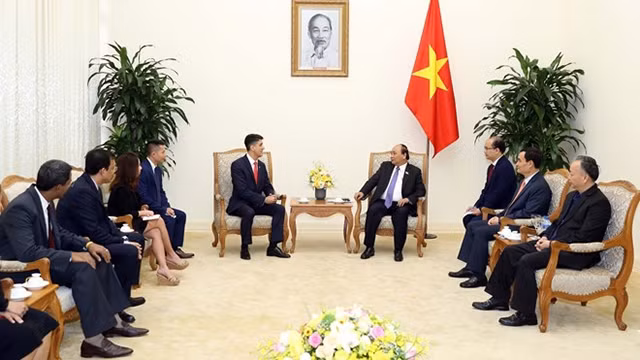 越南政府总理阮春福会见可口可乐集团总裁卡林•德拉甘。（图片来源：越通社）