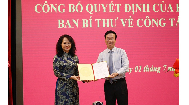 武文赏同志向林氏芳青同志颁发决定。