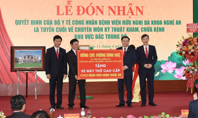 国会主席王廷惠向乂安综合友谊医院捐赠两台高端呼吸机。（图片来源：人民报网）