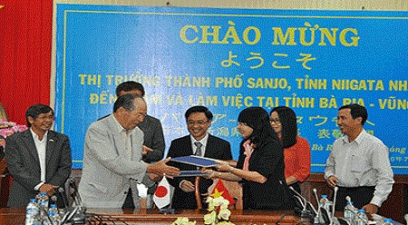 巴地头顿省工贸厅同三条市工商会签署有关人力资源培训的合作备忘录。