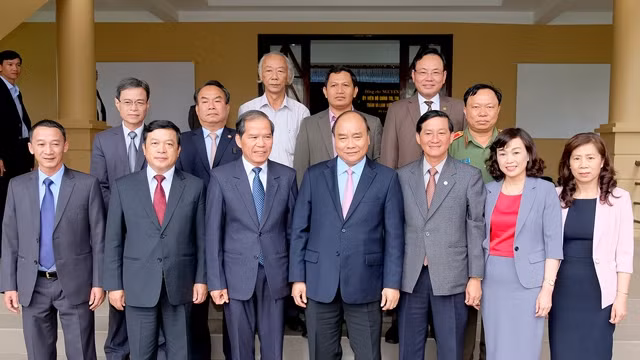 阮春福总理同林同省领导合影。