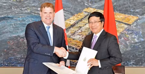 政府副总理兼外交部长范平明和加拿大外交部长约翰·贝尔德。