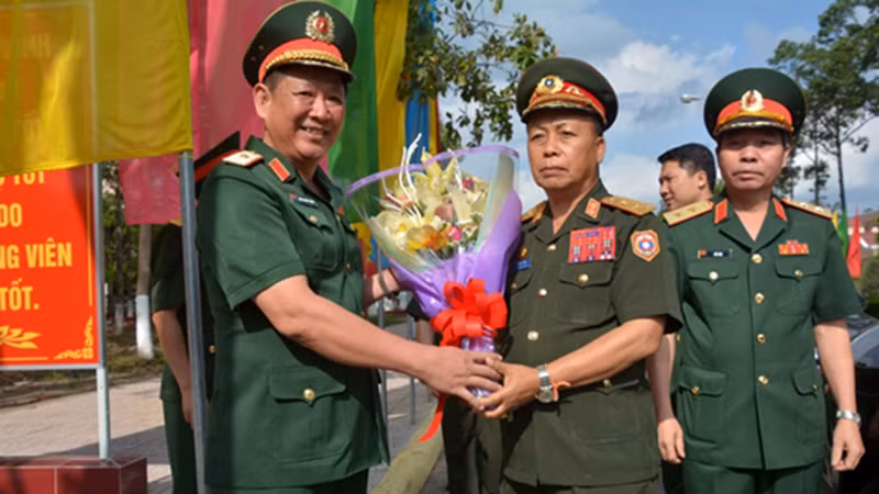 老挝人民军高级政治干部代表团探访越南第九军区。（图片来源：越南人民军报）