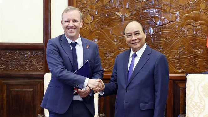 国家主席阮春福会见来拜别的大不列颠及北爱尔兰驻越大使。（图片来源：越通社）