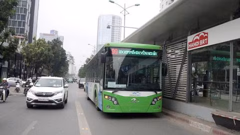 附图：河内快速公交车。