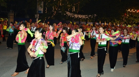 1200多名艺人、艺术家和群众参加“西北地区梦幻色彩”的街头游行演出。（图片来源：人民报网）