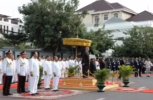 柬埔寨国王西哈莫尼、首相洪森、国会主席韩桑林、驻柬各国使节及群众代表等约两万人共同出席庆祝活动。