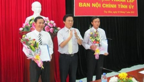富安省委领导为省委内政部领导授予任命决定。 (Photo: 图片来源：人民报网)