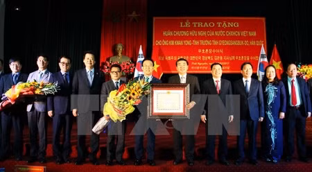 太原省领导向韩国庆尚北道知事授予友谊勋章。（图片来源：越通社）