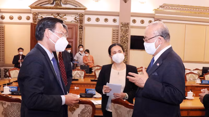 胡志明市人委会主席潘文买（左）与日越友好议员联盟特别顾问、日越节组委会主任武部勤交谈。（图片来源：越通社）