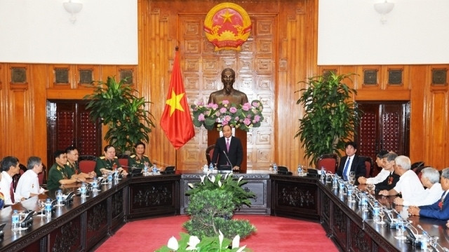 阮春福总理会见打击美国侵略者老少年代表团。