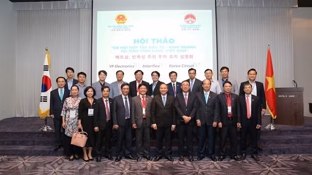 与会代表合影。（图片来源：越通社）