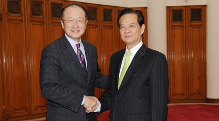 越南政府总理阮晋勇会见世行行长金墉。（图片来源：陈海 摄）