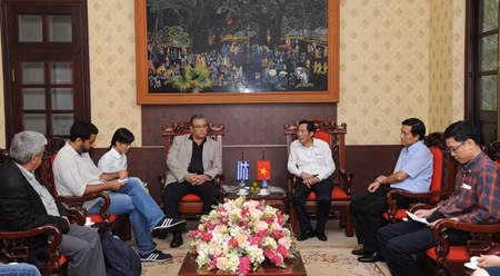 希腊共产党总书记迪米特里斯•古楚巴斯探访越南《人民报》。（陈海 摄）