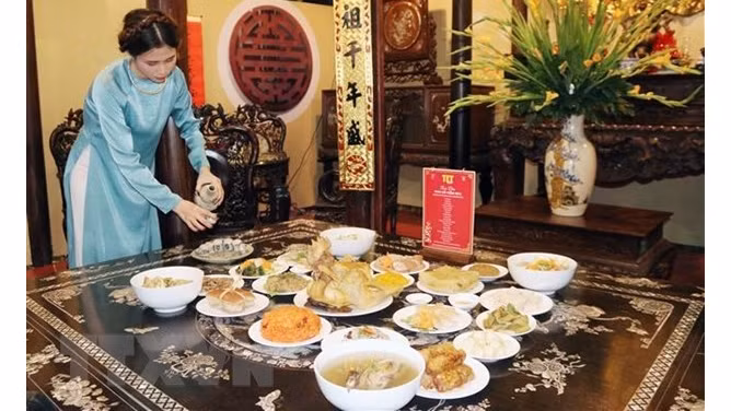 附图：每逢春节过年，越南人又有选购美味而珍稀的食物之乐，首先是供奉祖先，然后全家人一起品尝分享。