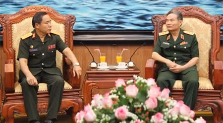 越南国防部副部长张光庆上将会见了老挝人民军队总后勤技术局副主任鄂珊维. 蕹皖森少将 。（图片来源：人民军队报）