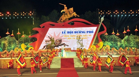 街头狂欢节期间表演的文艺节目。（图片来源：平定省报网）