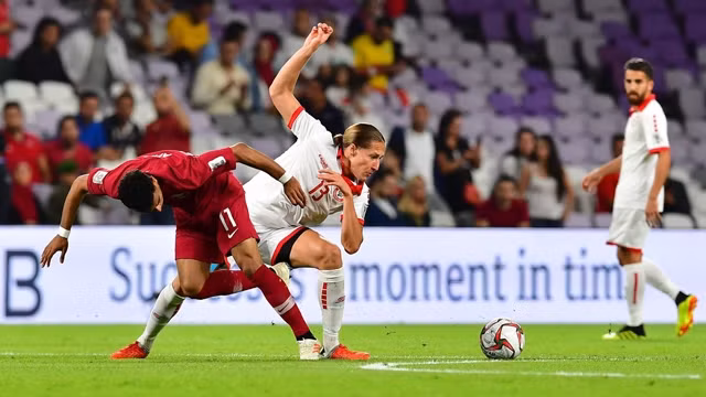 两队球员拼抢十分激烈。