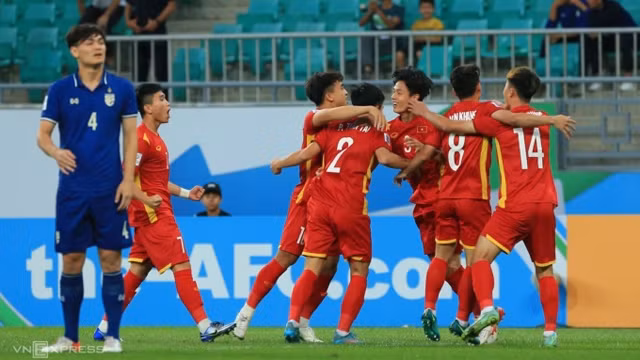 越南球员们庆祝进球。