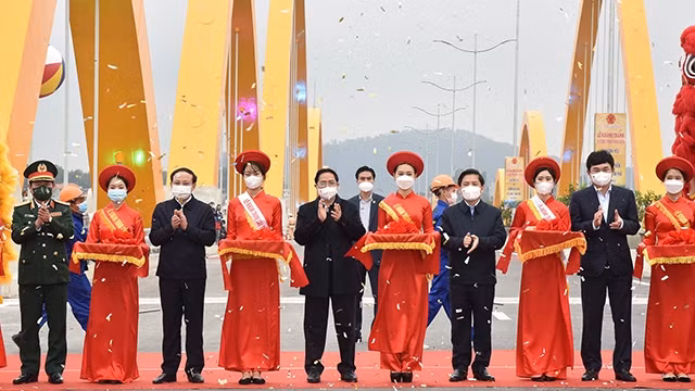 越南政府总理范明正出席广宁省重点交通项目竣工仪式。（图片来源：陈海 摄）