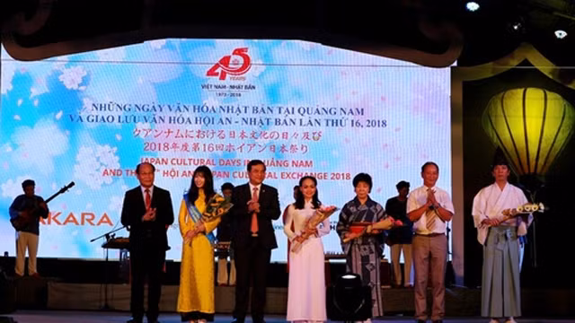 广南省领导代表给与会代表赠送鲜花做纪念。