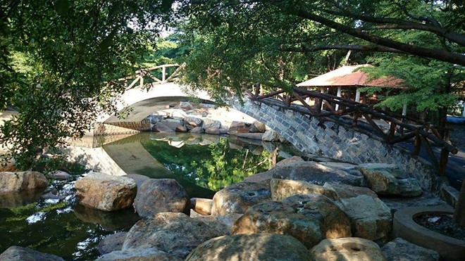 附图：平阳省水珠旅游景点一角。