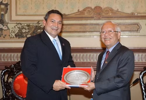 胡志明市人委会主席黎黄军向关岛总督埃迪•卡尔沃赠送礼物。 (Photo: 图片来源：胡志明市人委会网站)