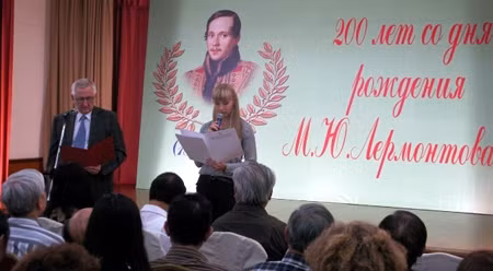 俄罗斯驻河内科学文化中心经理拉甫列涅夫在仪式上发表讲话。（图片来源：CPV）