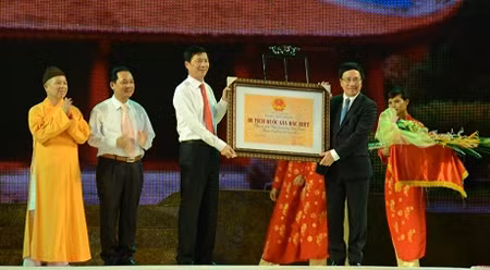 范平明副总理向省领导授予国家级特别遗迹证书。