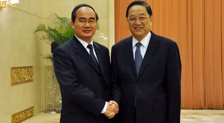 越南祖国阵线中央委员会主席阮善仁会见中共中央政治局常委、全国政协主席俞正声。（图片来源：越通社）