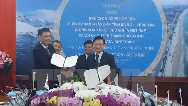 越南巴地头顿省与日本新泻县三条市合作备忘录签署仪式。（图片来源：越通社）