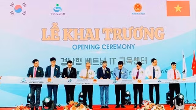 智慧教育中心揭牌仪式。