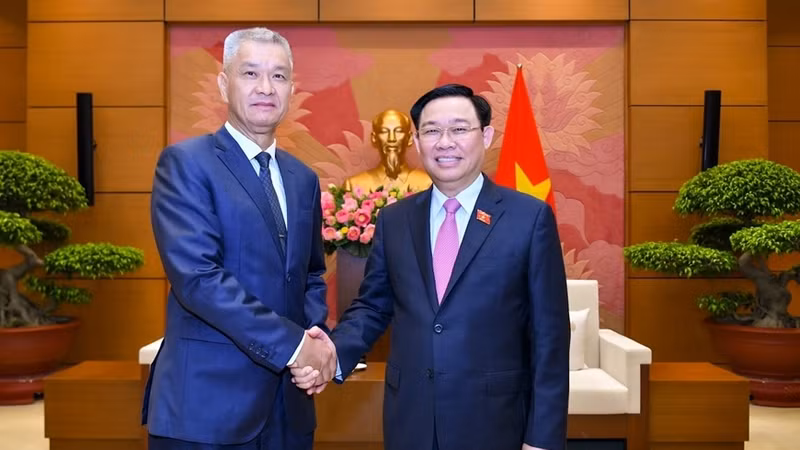 越南国会主席王廷惠会见阿努哈普•图纳洛姆先生。（图片来源：人民军队报）