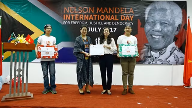 南非驻胡志明市领事杜氏金莲向阮庭沼特别高中校长送礼。