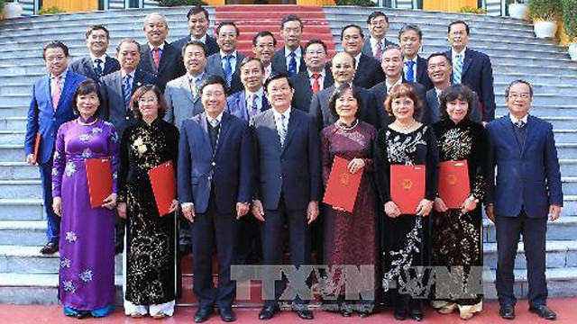 国家主席张晋创与被授予大使衔的外交人员合影留念。（图片来源：越通社）
