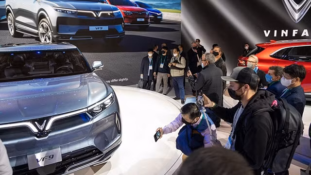 参观者了解 Vinfast 的VF9电动汽车。