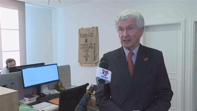 越南驻比利时名誉领事格兰李男爵接受越通社驻布鲁塞尔记者采访。（图片来源：越通社）