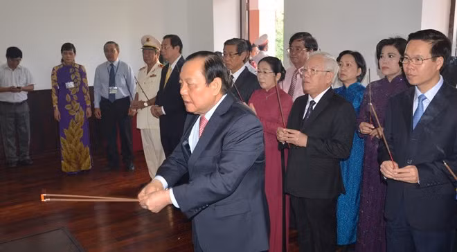 胡志明市市委书记黎青海率团敬香缅怀胡志明主席与孙德胜主席。