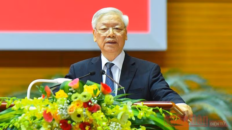 越共中央总书记、国家主席阮富仲发表讲话。