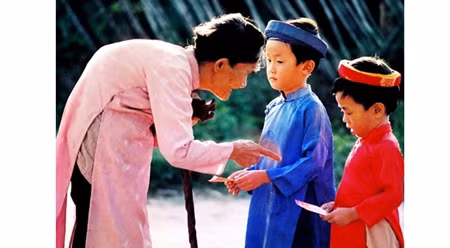 春节派压岁钱依然是一项充满人文意义的传统美俗。