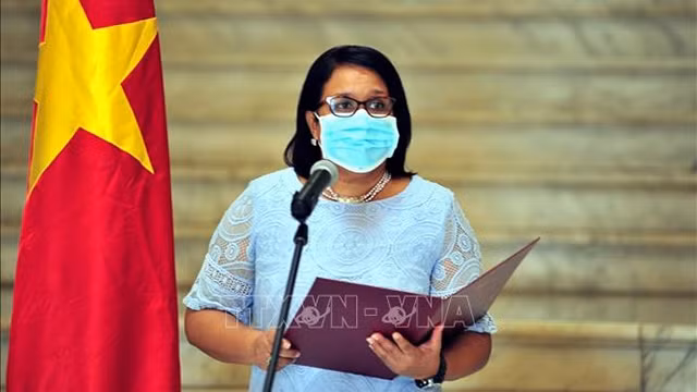 古巴外交部副部长阿娜炎西. 伽庅菊发表讲话。（图片来源：越通社）